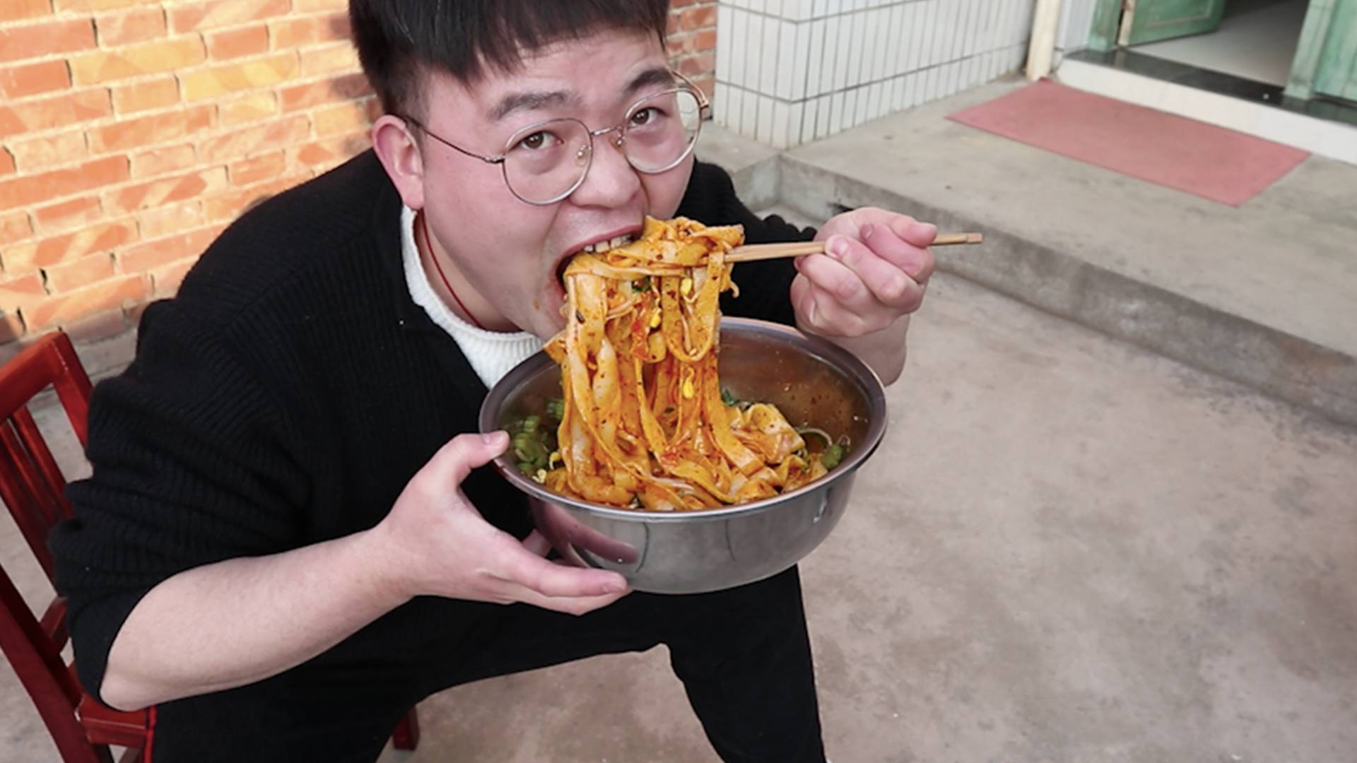 懒人凉皮家常做法,浇上满满辣椒油,暴风吸入真过瘾